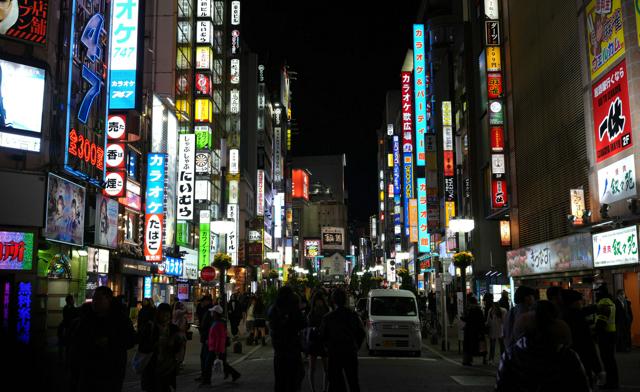 観光客らでにぎわう歌舞伎町の繁華街=2024年12月11日午後、東京・新宿、恵原弘太郎撮影