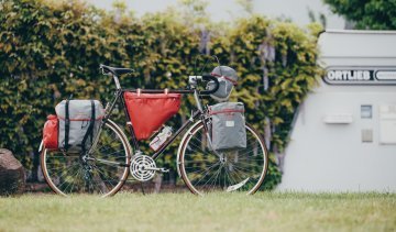 En la imagen, una bicicleta de ruta de acero equipada con varias bolsas de Bikepacking de la firma Ortlieb.