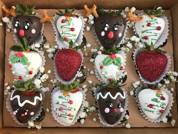 Chocolate-covered strawberries decorated for Christmas with festive designs.