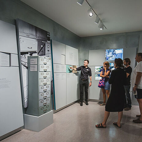 Ein Mitarbeiter des Stasi-Unterlagen-Archivs führt eine Besuchergruppe durch die Ausstellung „Einblick ins Geheime“ in „Haus 7“ der ehemaligen Stasi-Zentrale