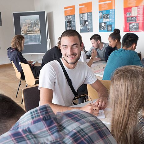 Schülerinnen und Schüler bei der Projektarbeit in „Haus 1“