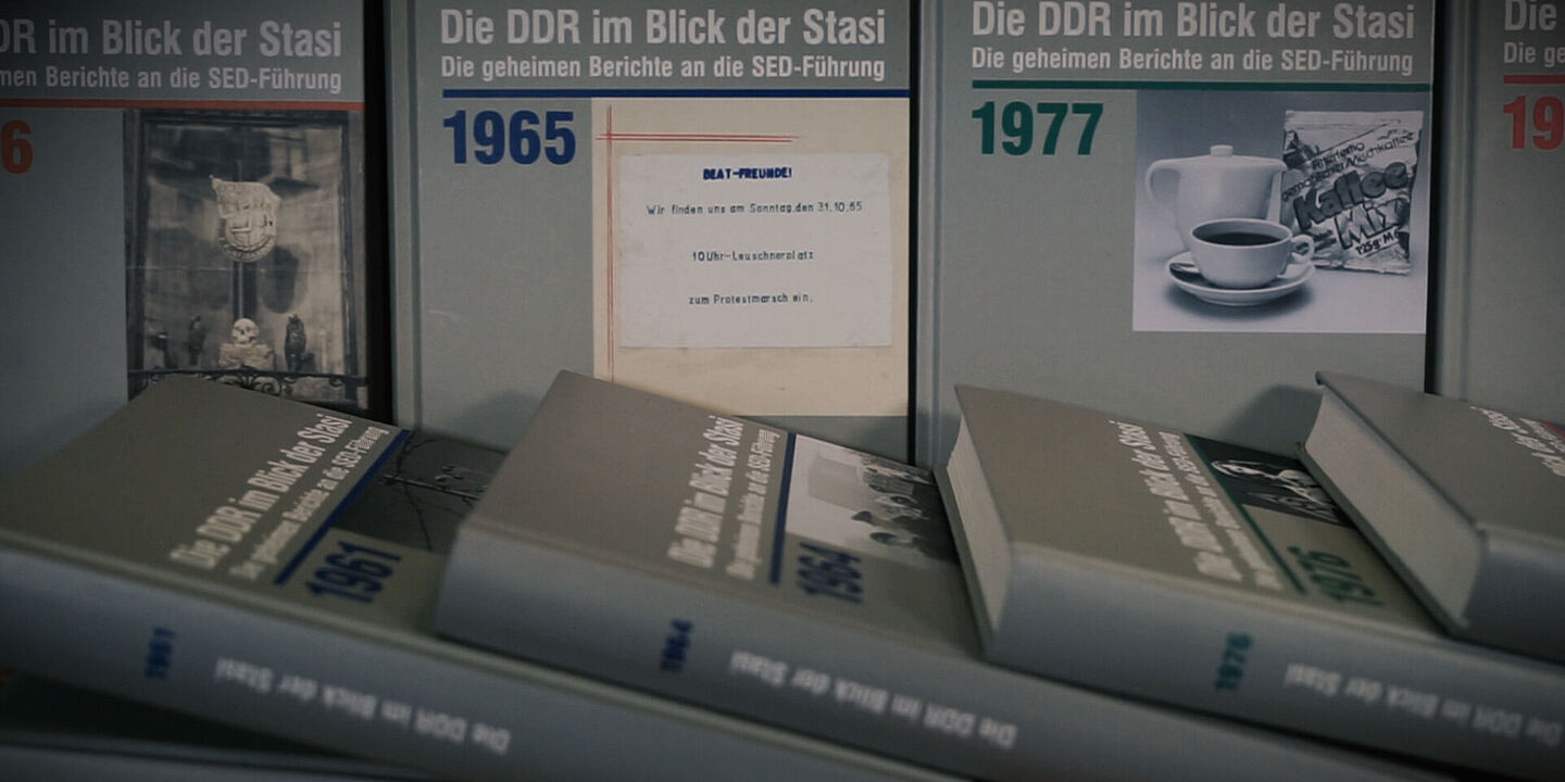 Bücher der Reihe "DDR im Blick" in einem Bücherregal, Quelle:
            BStU