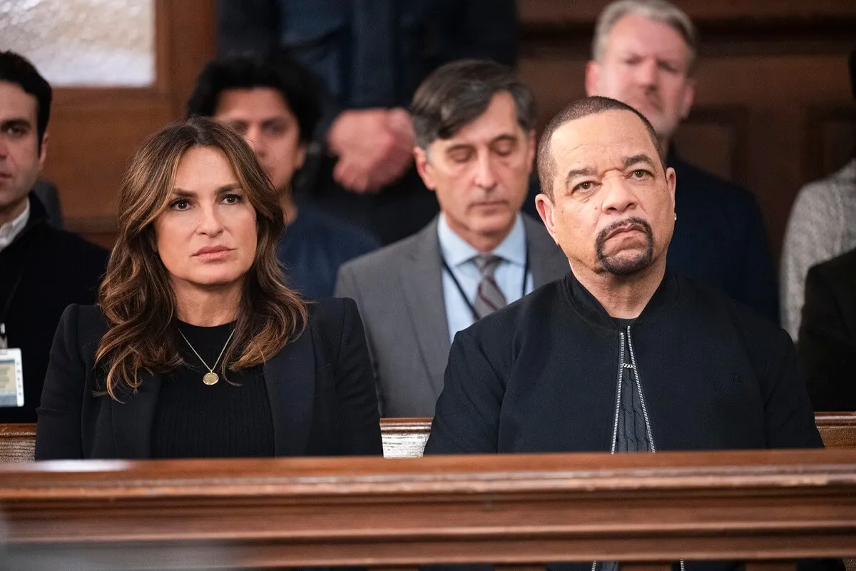 Ice-T sitting next to Mariska Hargitay in an episode of 'Law & Order SVU'.