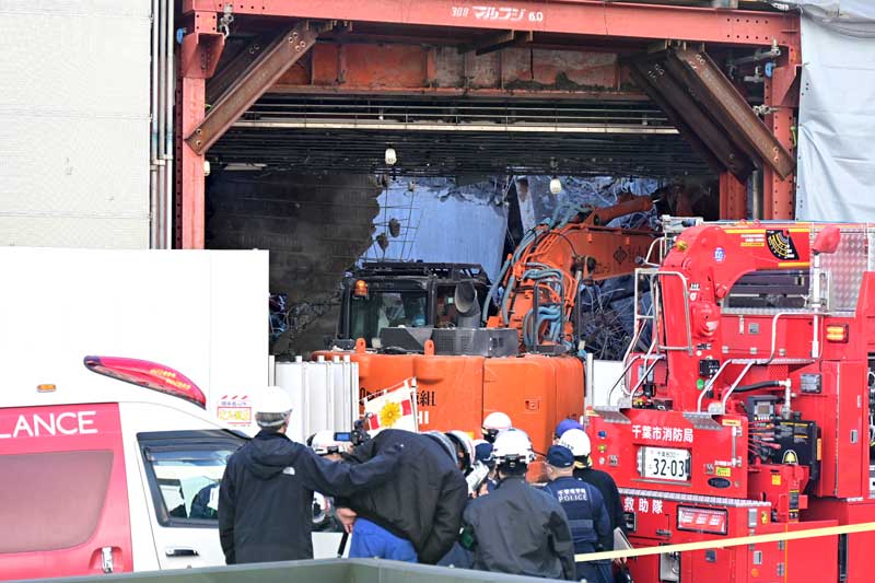 現場に投入されている重機＝９日午前１１時25分、千葉市中央区富士見１