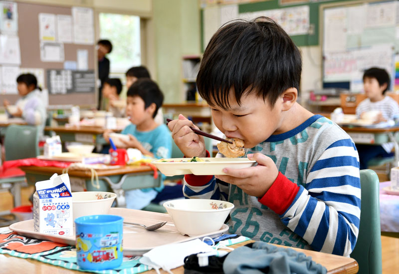 町村合併７０周年を記念した特別給食を味わう児童ら＝９日、多古町立中村小学校