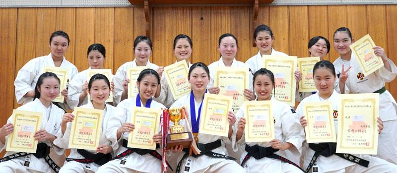 女子総合優勝の志学館の選手たち