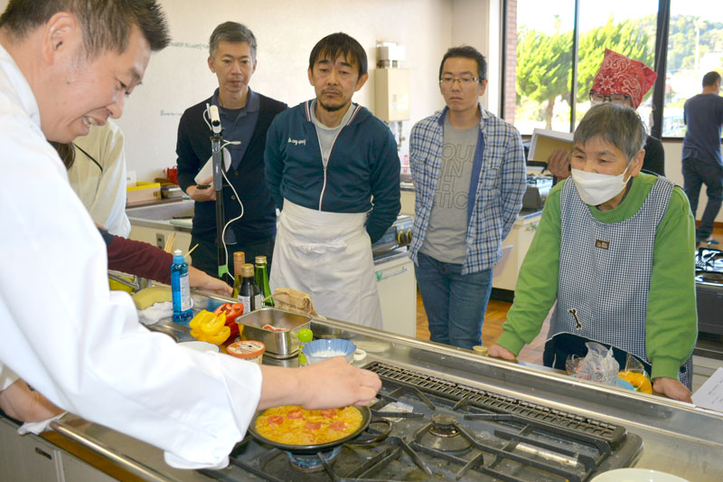 石川シェフ（左）から料理を伝授される受講生ら＝御宿町