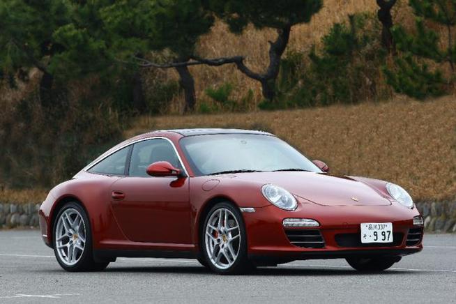 ひと目でポルシェ 911だとわかる個性的なデザイン。大径ホイールから覗く強力なブレーキにも注目だ。 ...