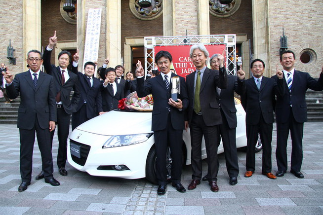   伝統ある大隈講堂の前にズラリと勢揃いした10ベストカー。学生の注目度も高かった 　日本...