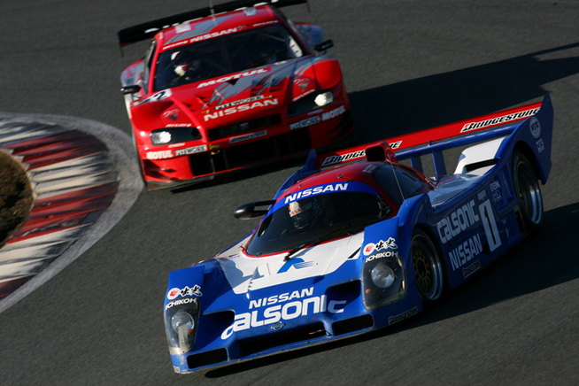   「NISSAN R92CP」[1992年グループC仕様]とSUPER GT「R34 G...