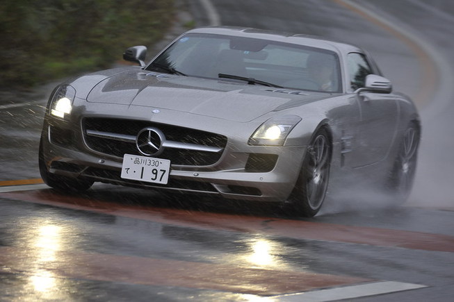   生憎の雨のなかの試乗となったが、初のAMG専用モデル「SLS AMG」に試乗した！ 車...