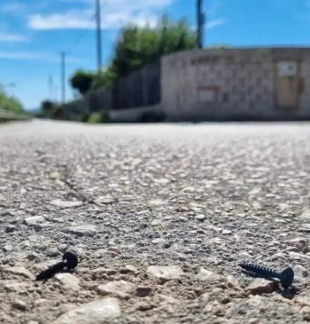 Clavos en la carretera, el nuevo problema en España