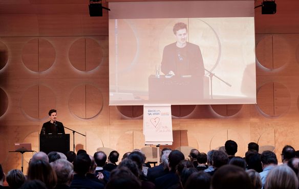 Volles Haus beim Forum Digitalisierung im Hospitalhof. Hier Ingo Dachwitz bei seinem Impulsreferat. Live gestreamed im Netz.