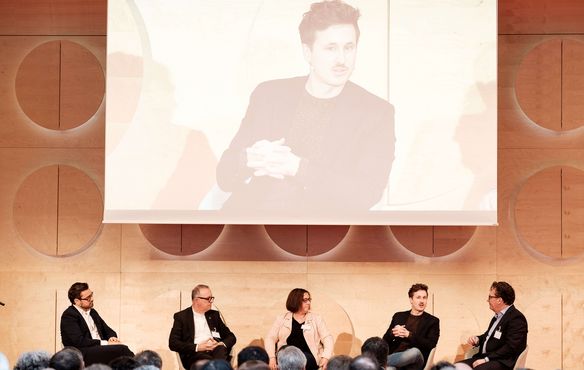 Podiumsdiskussion mit den Referenten Theo Eißler (links) und Ingo Dachwitz (2vr), Landesbischof Frank Otfried July (2vl) sowie einer freiwilligen spontanen Teilnehmerin, Carmen Thanner. Moderiert hat Kirchenrat Dan Peter (rechts).