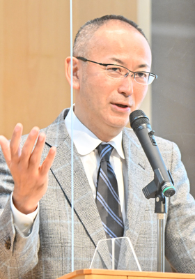 新谷 学 氏