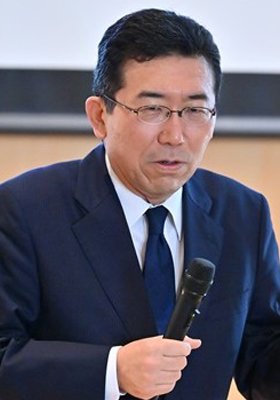 海野　素央 氏