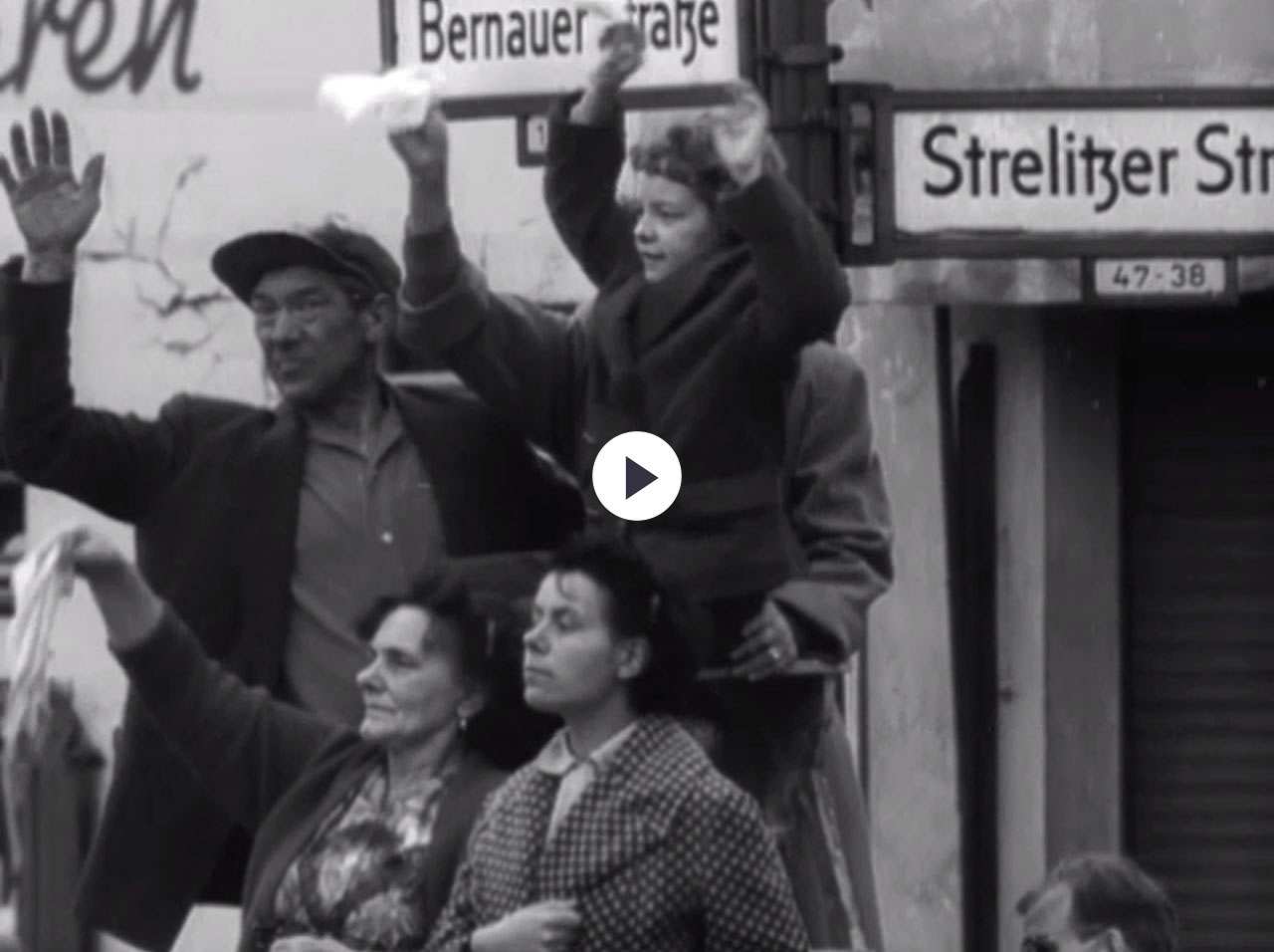 Die UFA-Wochenschau berichtet über den Bau der Berliner Mauer. In der Nacht zum 13. August 1961 riegelt das SED-Regime die Sektorengrenze nach West-Berlin ab. In den folgenden Tagen beginnt der Bau der Mauer entlang der Grenze.