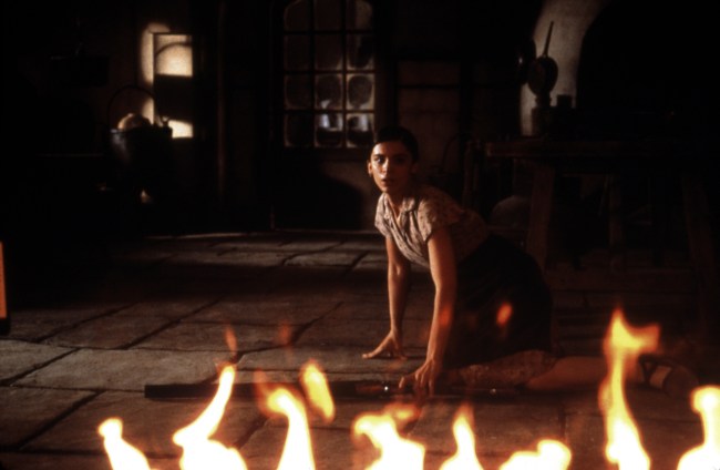 THE DEVIL'S BACKBONE, (aka EL ESPINAZO DEL DIABLO), Irene Visedo, 2001, (c) Sony Pictures Classics/courtesy Everett Collection