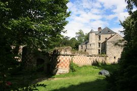 The  château of Arthies and the fortified gate