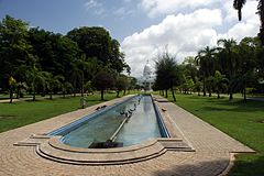 Viharamahadevi Park incl. Town Hall.jpg