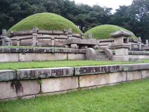 Tomb at Kaesong.jpg