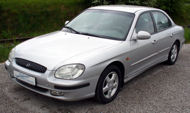 Hyundai Sonata older.jpg