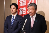 記者団の取材に応じる自民党の森山裕幹事長（右）と小泉進次郎選対委員長＝１１日午後、東京・永田町の同党本部