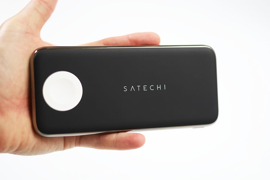 Satechi QUATRO WIRELESS POWER BANKは手のひらには収まらないサイズ感