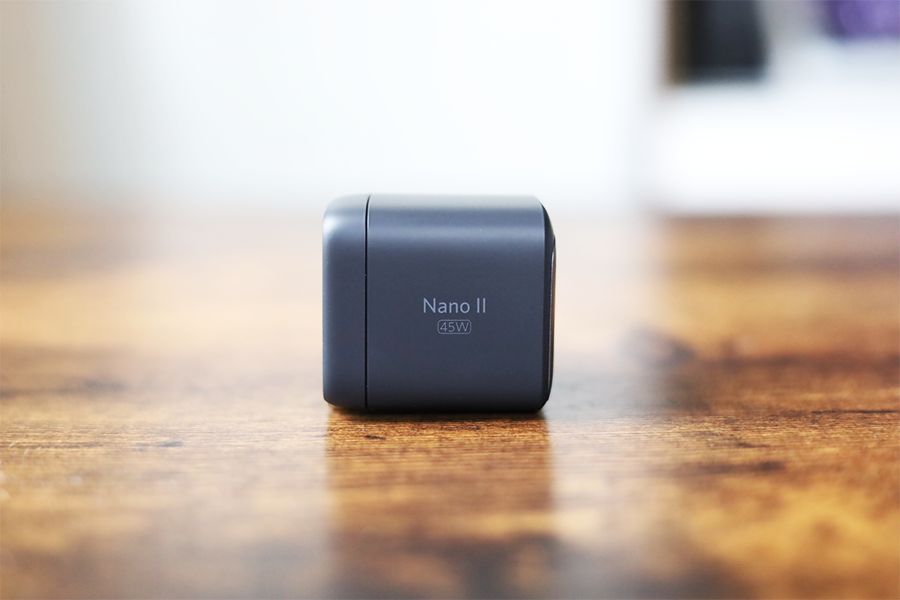 Anker Nano Ⅱ 45W充電器のサイドはロゴとワット数入