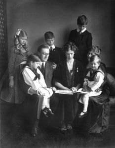 Franklin Roosevelt with his family in 1919.