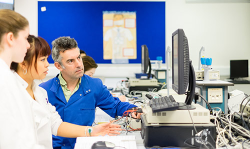 Tutor helping students in Life Sciences lab