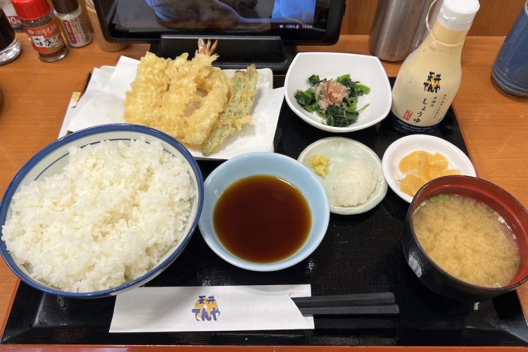 天丼てんやの「天ぷら定食」790円。ごはんおかわり無料サービスは終了したが、ごはん大盛りは無料。写真のごはんは大盛り