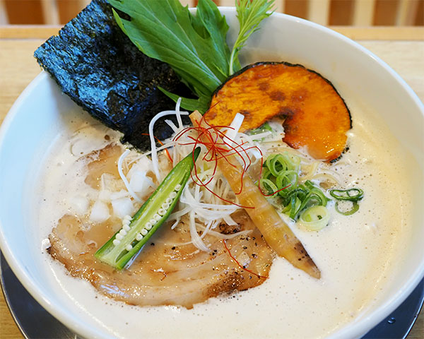 暁製麺の一押しラーメン「鶏豚だしらぁ麺」