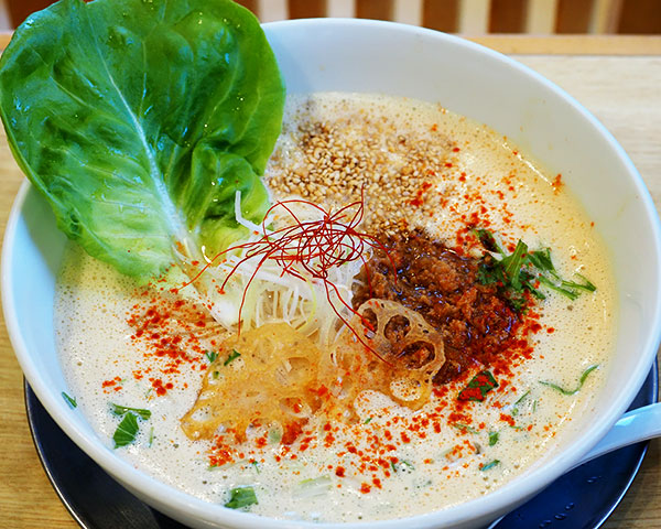 雲に浮かぶ「担々麺」 - 磯城郡田原本町のラーメン店「暁製麺」