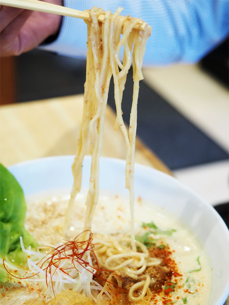 スープがよく絡む自家製麺 - 磯城郡田原本町のラーメン店「暁製麺」