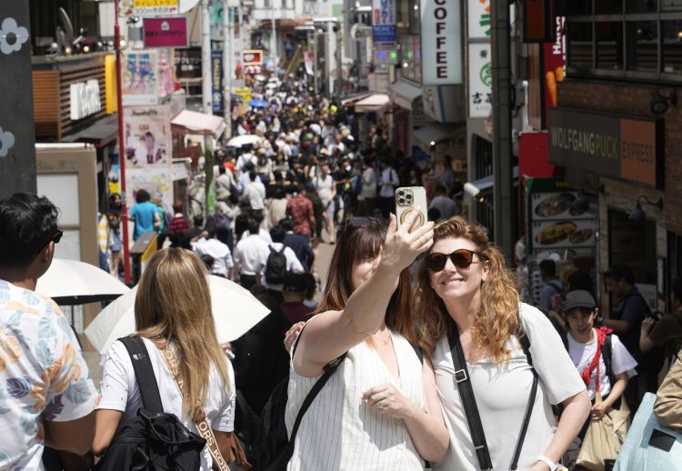 訪日外国人観光客数が3か月連続で300万人を超えた。観光客らで混雑する原宿・竹下通り（イメージ、時事通信フォト）
