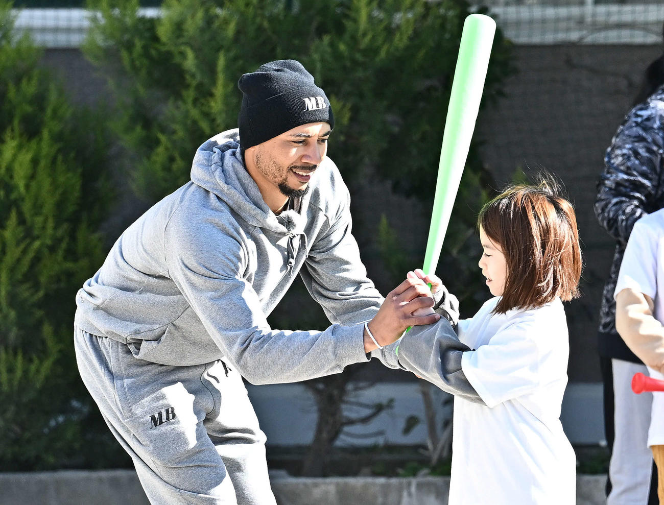 野球体験をする児童を指導するベッツ（撮影・滝沢徹郎）