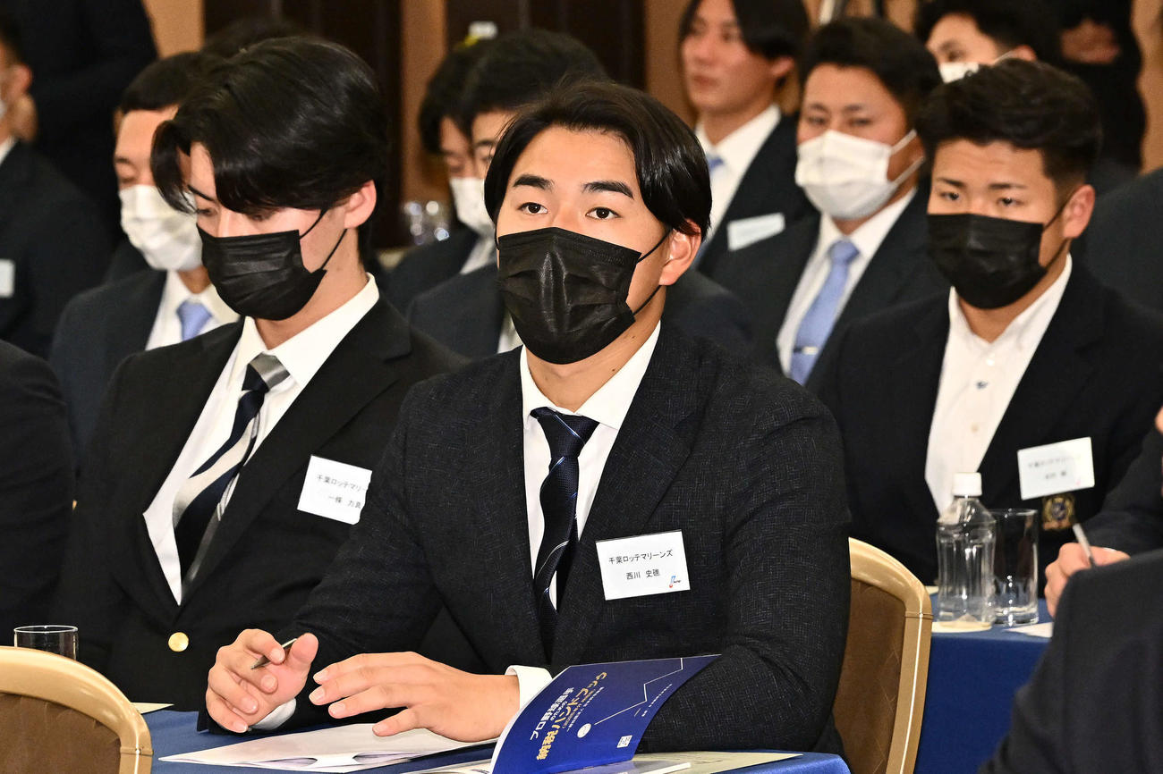 新人選手研修会に臨むロッテドラフト1位の青学大・西川（撮影・滝沢徹郎）