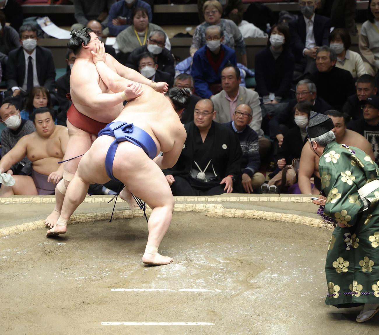 隆の勝（左）を押し出す大の里。右は式守伊之助（撮影・河田真司）