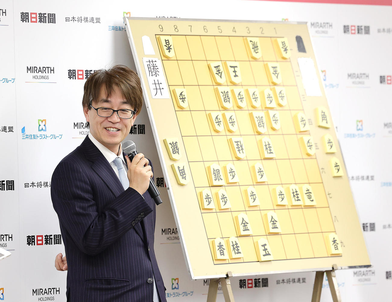 決勝の大盤解説を行う日本将棋連盟の羽生善治会長（撮影・足立雅史）