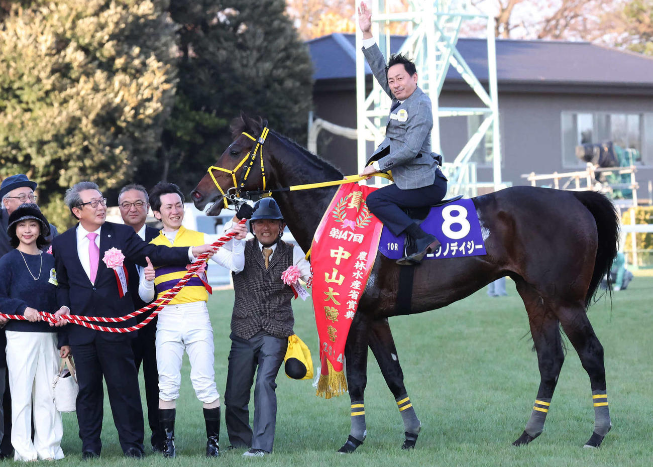 24年中山大障害を制したニシノデイジーの口取りで馬上でポーズを取る勝浦正樹元騎手と見守る西山オーナーら