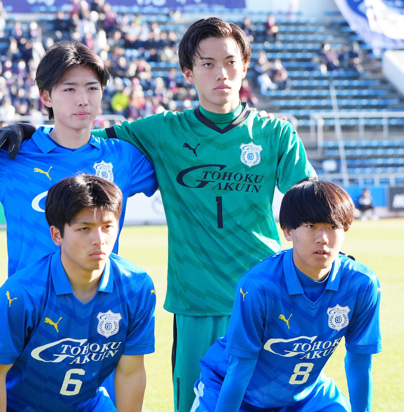 東北学院対滝川二　試合前、集合写真に納まる東北学院GK橋本（後列右）（撮影・江口和貴）