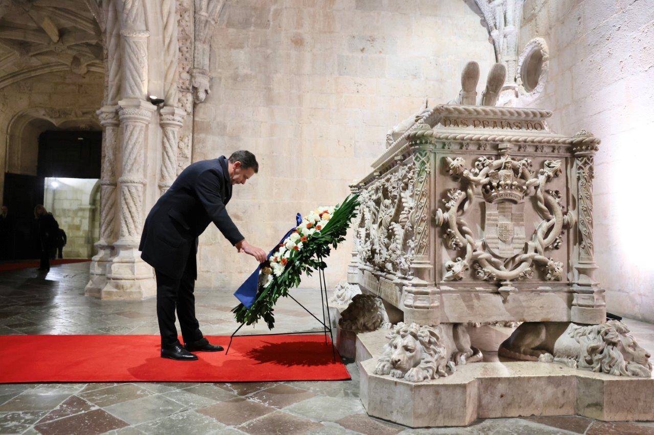 Primeiro-Ministro Luís Montenegro inclina-se perante o túmulo de Vasco da Gama, Mosteiro dos Jerónimos, Lisboa, 16 dezembro 2024 (foto: Diana Quintela)