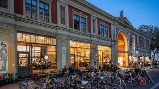 Außenaufnahme der Markthalle Neun in Berlin-Kreuzberg (Bild: IMAGO / Hoch Zwei Stock/Angerer)