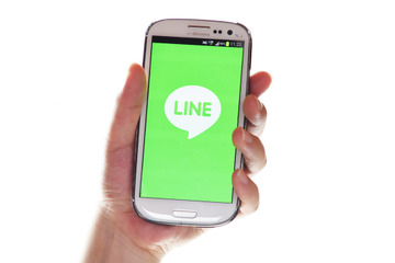 企業からの情報入手、「LINE」が「メール」に迫る勢いに 画像