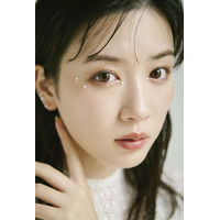 永野芽郁、大人びた表情から溢れ出す透明感！ 2025カレンダーが発売決定 画像