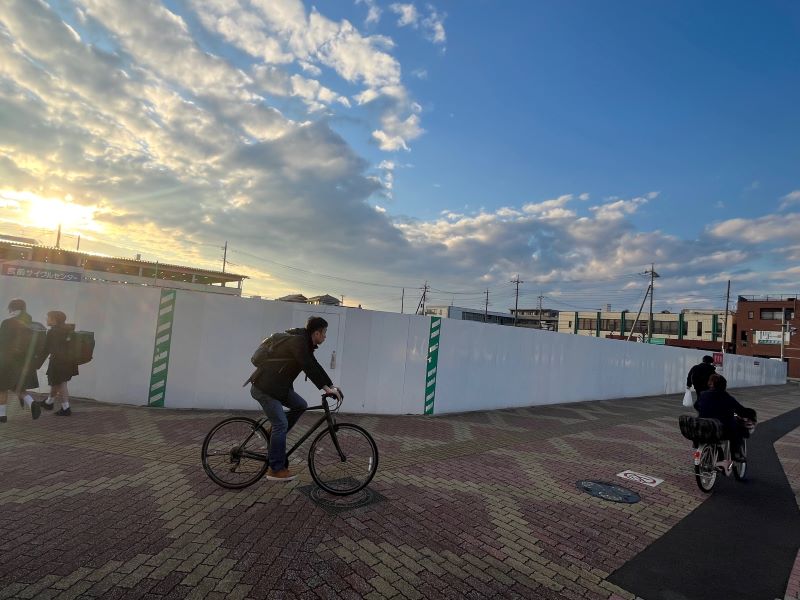 「イオンタウン東浦和」建設予定地。駅前一等地のため、多くの市民や学生らが行き交う