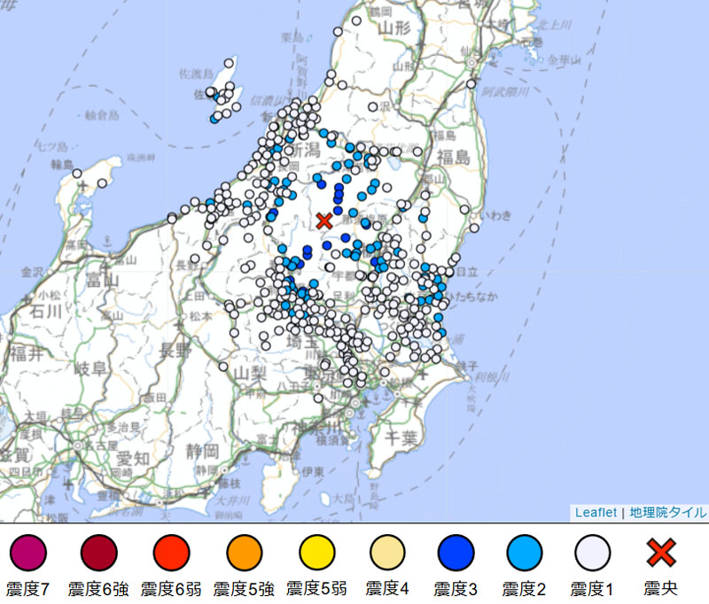 震度分布図。青が震度2、薄い灰色が震度1を観測したエリア（23日午前2時49分、気象庁HPから）