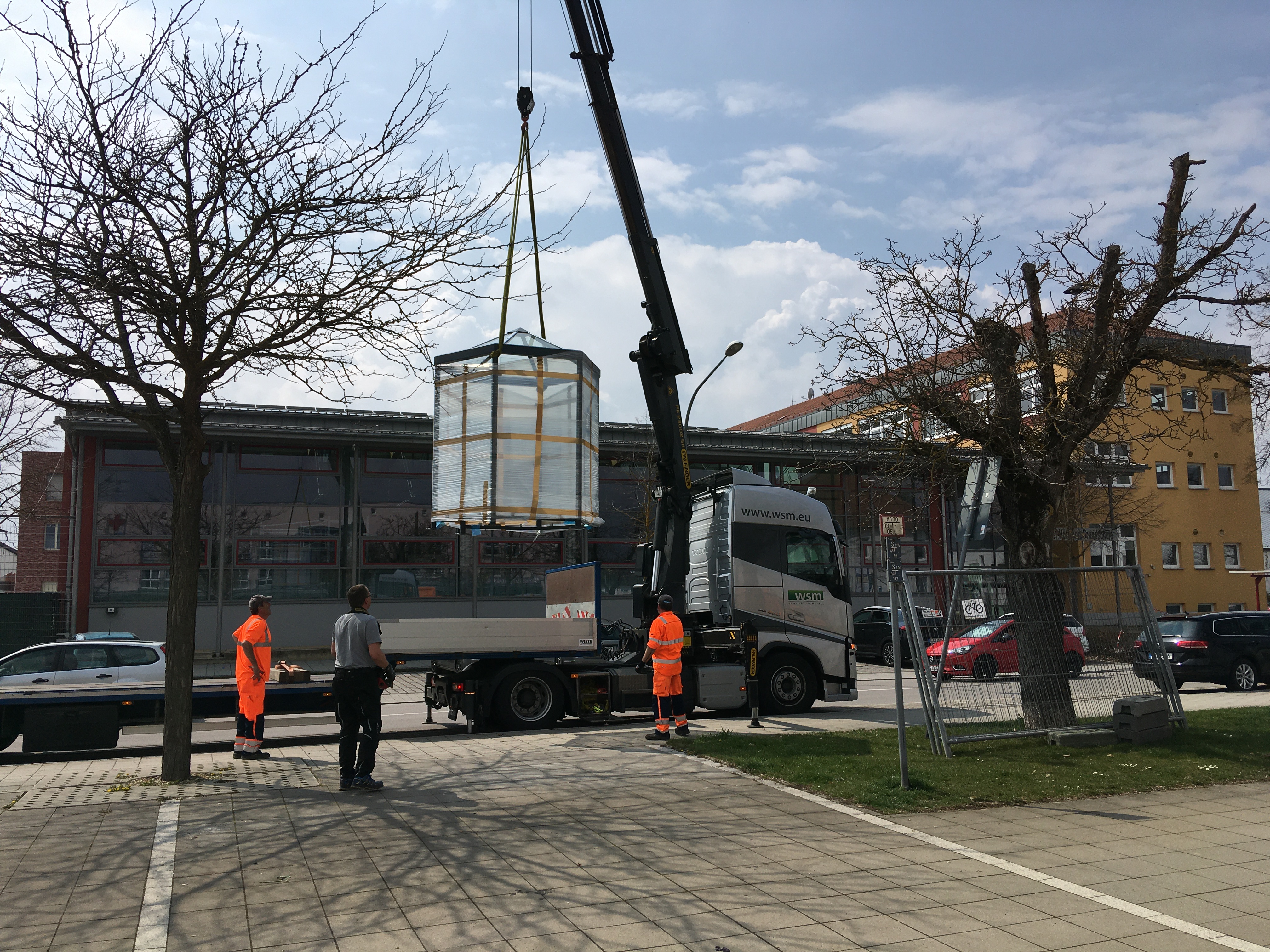 Unter Regie von Bauhofleiter Peter Kammermeier wurde der Pavillon am 20. April auf dem Markplatz installiert. Foto: Peter Kammermeier/ Stadt Neutraubling