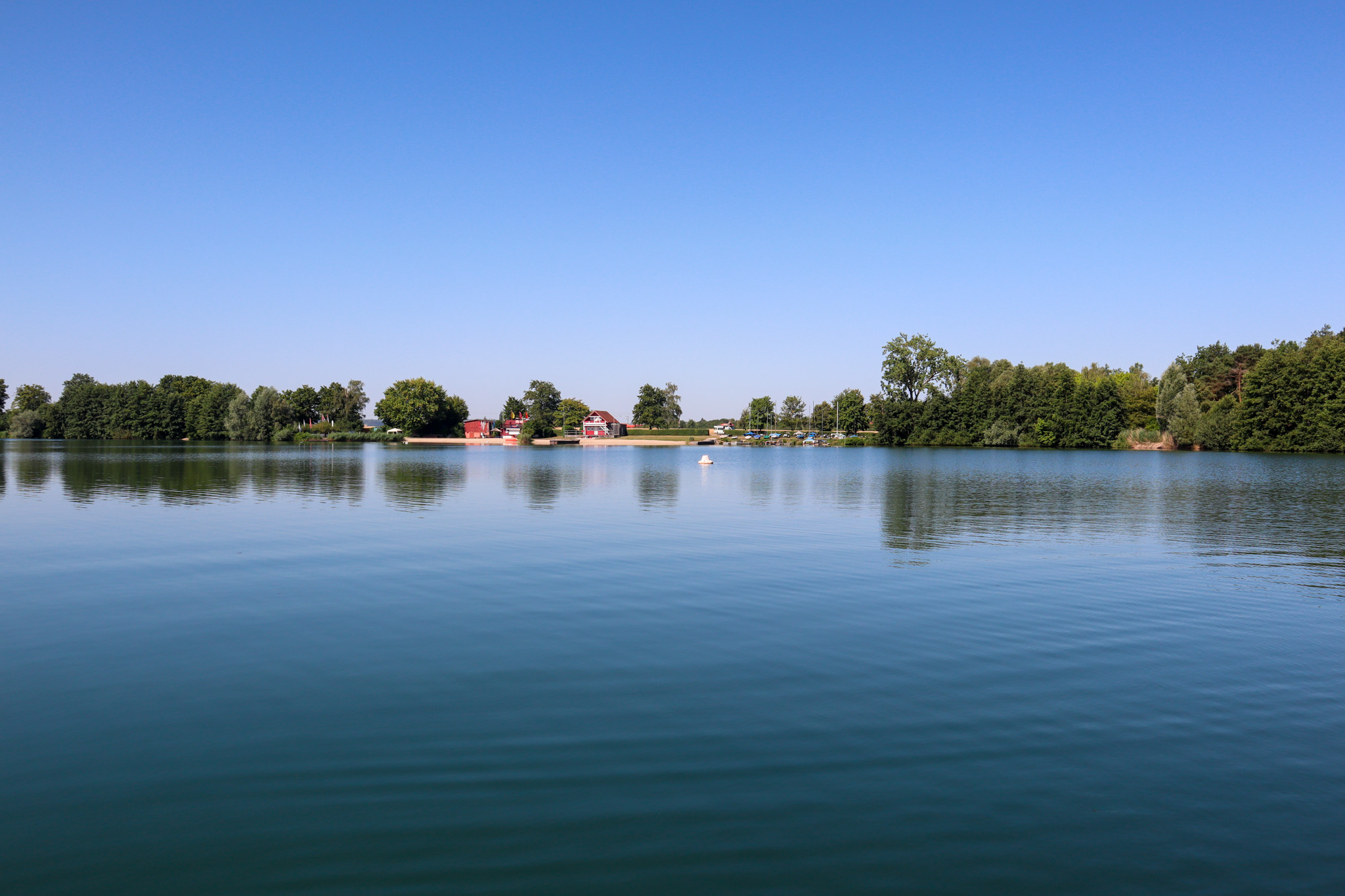 See, Ufer, blauer Himmel